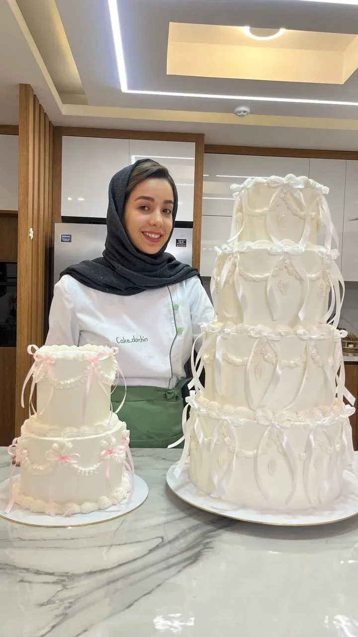 عطیه مقامی با پیشبند سبز کیک دارچین